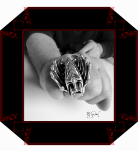 LilySeedorna-OrnamentumExMedio-V8-Ring_The_last_of_the_V8-Detail_back-Fantasyschmuck-Gothic-Silber-2024