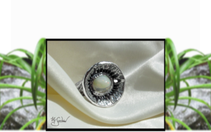 Lily Seedorna, SeebacherDesign, Roots & Colours, Blütenring in 925er Silber, Ring in Blütenform, florales barockes organisches Design, Gartenschmuck, Gothic, mit Kristall-Opal, Unikat, Lily Seedorna ist eingetragenes Markenzeichen