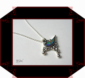 LilySeedorna-OrnamentumExMedio-Anhänger_mit_Boulderopal-Opal-1-organisches_fantastisches_barockes_Design-Autorenschmuck-Fantasyschmuck-Gothic-Silber-Drachenschmuck-Lily-Seedorna_ist_eingetragenes_Markenzeichen
