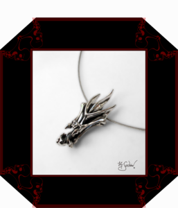LilySeedorna-OrnamentumExMedio-Beltane_Armreif-Beltanefest-Armspange_Beltane-barockes_Design-Fantasyschmuck-Gothic-Silber-Drachenschmuck-Lily-Seedorna_ist_eingetragenes_Markenzeichen-Hand1
