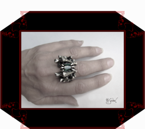 LilySeedorna-OrnamentumExMedio-Vanitasgedanke-RawPieces_Ring_synth_Turmalin_3-1-organisches_fantastisches_barockes_Design-Autorenschmuck-Fantasyschmuck-Gothic-Silber-Drachenschmuck-Lily-Seedorna_ist_eingetragenes_Markenzeichen