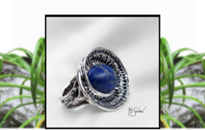 Lily Seedorna, SeebacherDesign, Roots & Colours, Blütenring in 925er Silber, Ring in Blütenform, florales barockes organisches Design, Gartenschmuck, Gothic, mit unbehandeltem Lapislazuli, Unikat, Lily Seedorna ist eingetragenes Markenzeichen