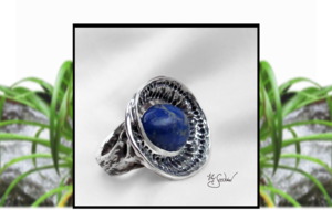 Lily Seedorna, SeebacherDesign, Roots & Colours, Blütenring in 925er Silber, Ring in Blütenform, florales barockes organisches Design, Gartenschmuck, Gothic, mit unbehandeltem Lapislazuli, Unikat, Lily Seedorna ist eingetragenes Markenzeichen
