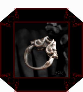LilySeedorna-OrnamentumExMedio-Vanitasgedanke-Vanitasring-Ring_Vanitas1-frei-barockes_Design-Fantasyschmuck-Gothic-Silber-Drachenschmuck-Lily-Seedorna_ist_eingetragenes_Markenzeichen