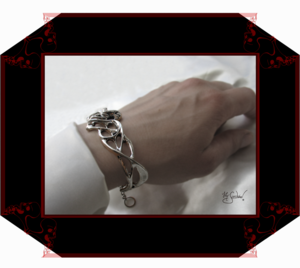 LilySeedorna-OrnamentumExMedio-Beltane_Armreif-Beltanefest-Armspange_Beltane-barockes_Design-Fantasyschmuck-Gothic-Silber-Drachenschmuck-Lily-Seedorna_ist_eingetragenes_Markenzeichen-3