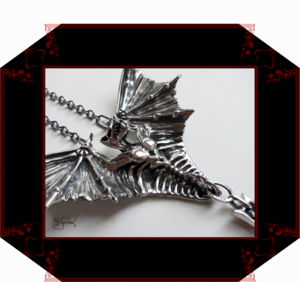 LilySeedorna-OrnamentumExMedio-Fledermausanhänger-Metamorphosis-Adam-organisches_fantastisches_barockes_Design-Fantasyschmuck-Gothic-Silber-Vampiranhänger-6-Lily-Seedorna_ist_eingetragenes_Markenzeichen