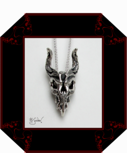 LilySeedorna-OrnamentumExMedio-Vanitasgedanke-Luzifers_Botschafter-Anhänger_mit_Hörnern-Vanitas-barockes_Design-Fantasyschmuck-Gothic-Silber-Drachenschmuck-Lily-Seedorna_ist_eingetragenes_Markenzeichen