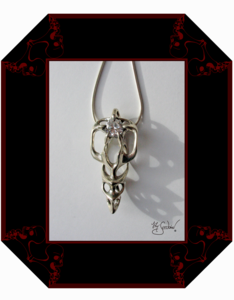 LilySeedorna-OrnamentumExMedio-Anhänger-Elfenheim-Fantasyschmuck-Gothic-Silber-Drachenschmuck_Lily-Seedorna-ist-eingetragenes-Markenzeichen
