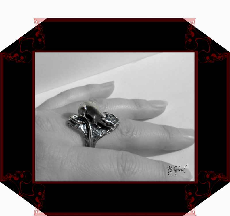 LilySeedorna-OrnamentumExMedio-Rattenring_Cassandras_Kinder-5-organisches_fantastisches_barockes_Design-silberne_Ratte-Fantasyschmuck-Gothic-Silber-Rattenschmuck-Lily-Seedorna_ist_eingetragenes_Markenzeichen