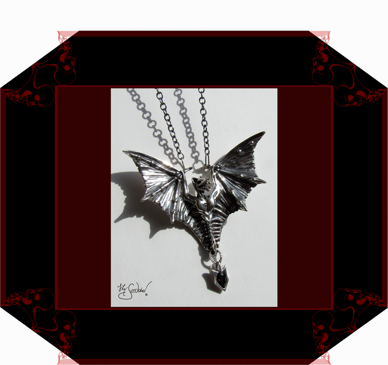 LilySeedorna-OrnamentumExMedio-Fledermausanhänger-Metamorphosis-Adam-organisches_fantastisches_barockes_Design-Fantasyschmuck-Gothic-Silber-Vampiranhänger-3-Lily-Seedorna_ist_eingetragenes_Markenzeichen