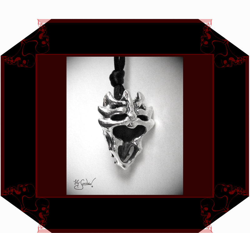 LilySeedorna-OrnamentumExMedio-Anhänger_Des_Wahnsinns_fette_Beute-1-organisches_fantastisches_barockes_Design-Autorenschmuck-Fantasyschmuck-Gothic-Silber-Drachenschmuck-Lily-Seedorna_ist_eingetragenes_Markenzeichen