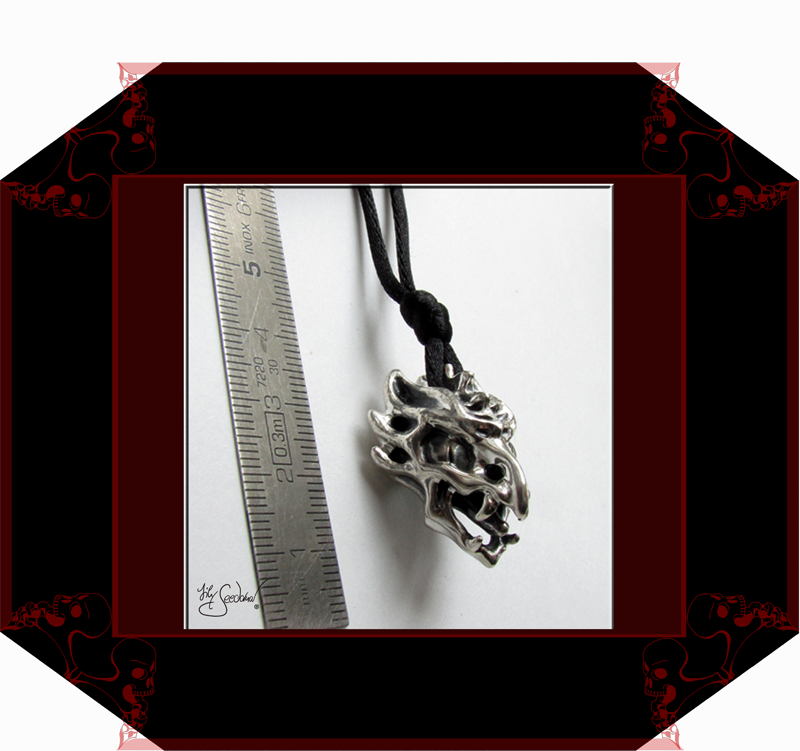 LilySeedorna-OrnamentumExMedio-Anhänger_Des_Wahnsinns_fette_Beute-2-organisches_fantastisches_barockes_Design-Autorenschmuck-Fantasyschmuck-Gothic-Silber-Drachenschmuck-Lily-Seedorna_ist_eingetragenes_Markenzeichen