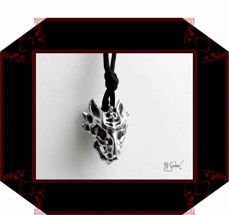 LilySeedorna-OrnamentumExMedio-Anhänger_Des_Wahnsinns_fette_Beute-organisches_fantastisches_barockes_Design-Autorenschmuck-Fantasyschmuck-Gothic-Silber-Drachenschmuck-Lily-Seedorna_ist_eingetragenes_Markenzeichen