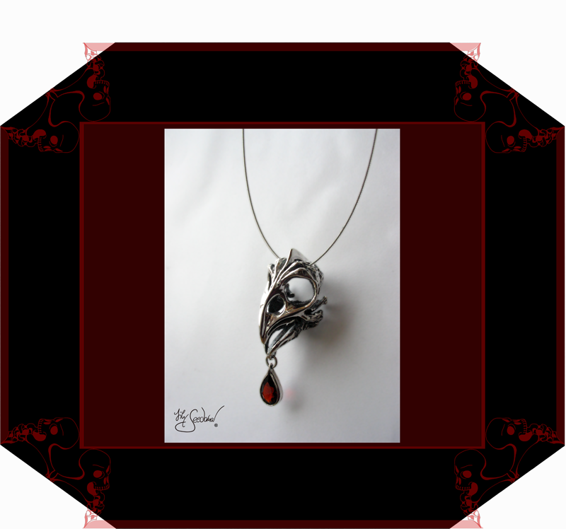 LilySeedorna-OrnamentumExMedio-Anhänger_Hähne_Granat-Vogelschädel-organisches_fantastisches_barockes_Design-Autorenschmuck-Fantasyschmuck-Gothic-Silber-Drachenschmuck-Lily-Seedorna_ist_eingetragenes_Markenzeichen