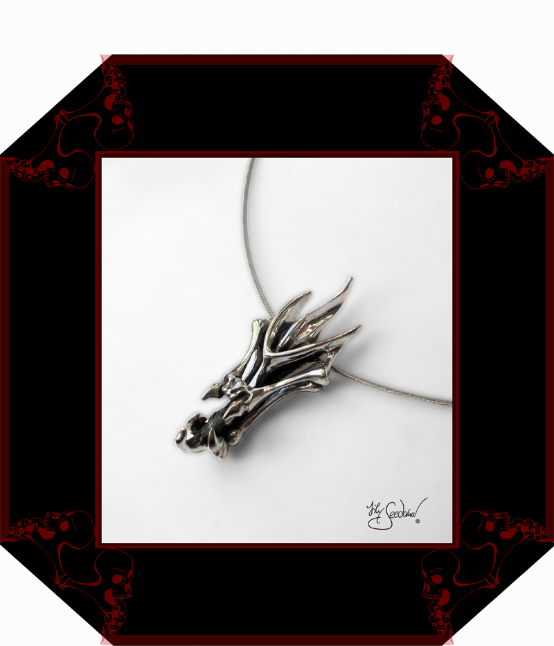 LilySeedorna-OrnamentumExMedio-Beltane_Armreif-Beltanefest-Armspange_Beltane-barockes_Design-Fantasyschmuck-Gothic-Silber-Drachenschmuck-Lily-Seedorna_ist_eingetragenes_Markenzeichen-Hand1