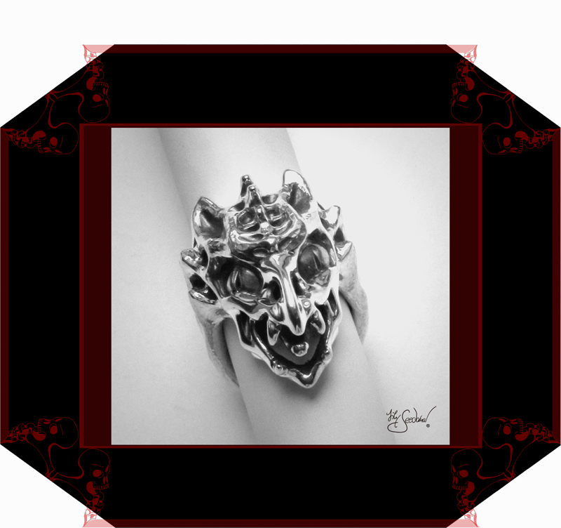 LilySeedorna-OrnamentumExMedio-Ring_Des_Wahnsinns_fette_Beute-4-organisches_fantastisches_barockes_Design-Autorenschmuck-Fantasyschmuck-Gothic-Silber-Drachenschmuck-Lily-Seedorna_ist_eingetragenes_Markenzeichen