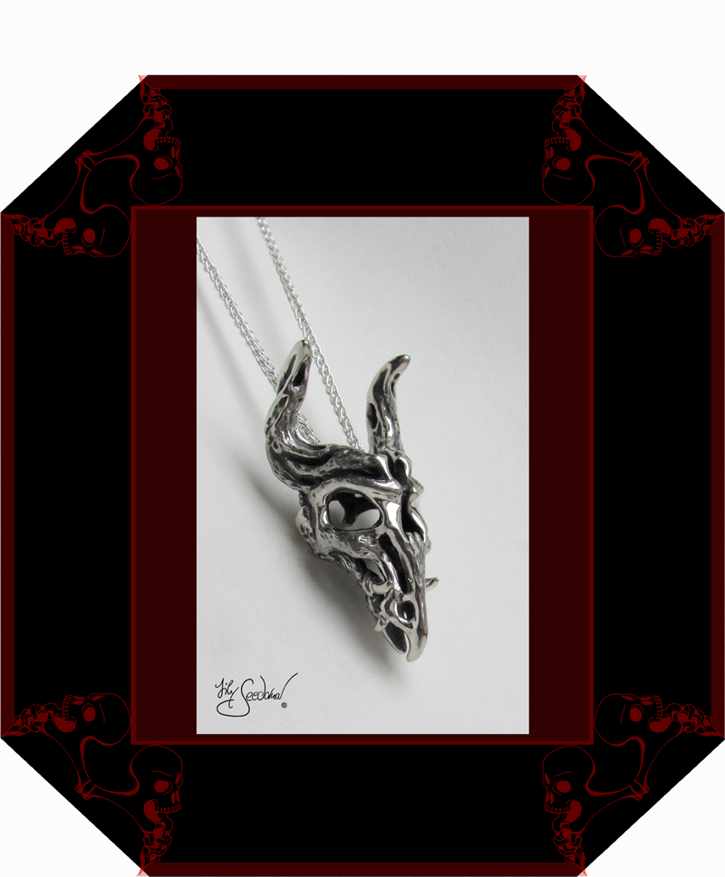 LilySeedorna-OrnamentumExMedio-Vanitasgedanke-Luzifers_Botschafter-Anhänger_mit_Hörnern-2-Vanitas-barockes_Design-Fantasyschmuck-Gothic-Silber-Drachenschmuck-Lily-Seedorna_ist_eingetragenes_Markenzeichen