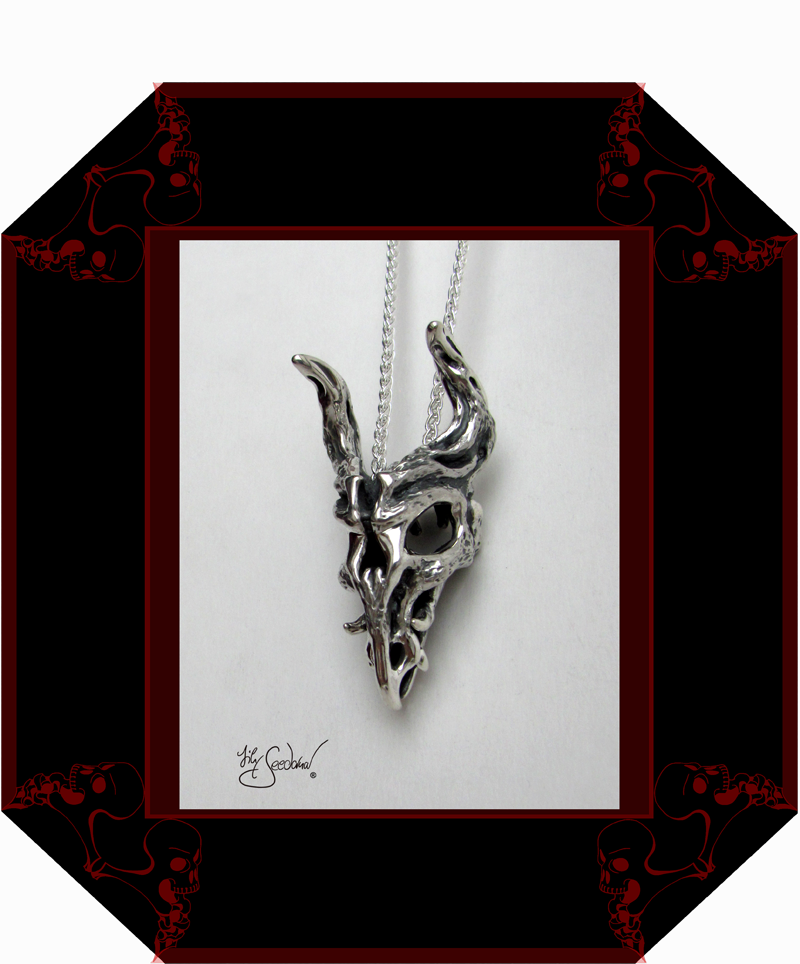 LilySeedorna-OrnamentumExMedio-Vanitasgedanke-Luzifers_Botschafter-Anhänger_mit_Hörnern-3-Vanitas-barockes_Design-Fantasyschmuck-Gothic-Silber-Drachenschmuck-Lily-Seedorna_ist_eingetragenes_Markenzeichen