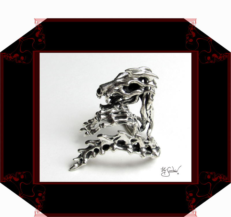 LilySeedorna-OrnamentumExMedio-Drachenring-Seelenbegleiterin-1-Fantasyschmuck-Gothic-Silber-Drachenschmuck-Lily-Seedorna_ist_eingetragenes_Markenzeichen