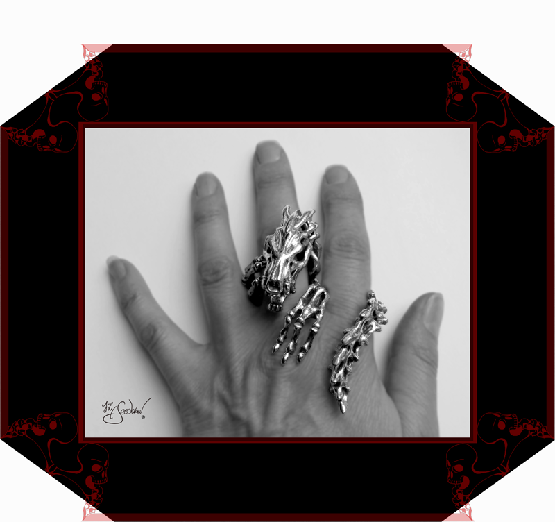 LilySeedorna-OrnamentumExMedio-Drachenring-Seelenbegleiterin-3-Fantasyschmuck-fantastischer_Autorenschmuck-Gothic-Silber-Drachenschmuck-Lily-Seedorna_ist_eingetragenes_Markenzeichen