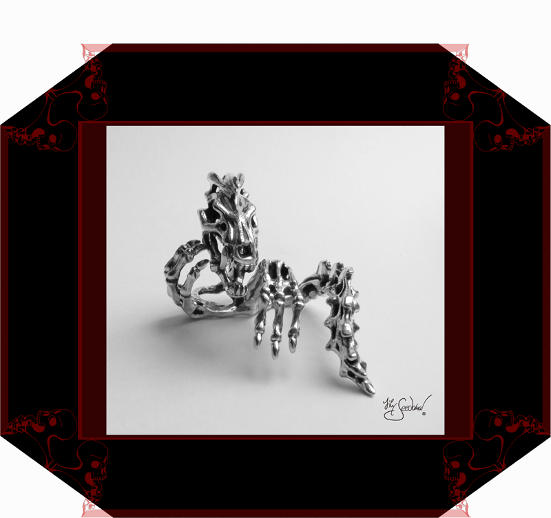 LilySeedorna-OrnamentumExMedio-Drachenring-Seelenbegleiterin-5-Fantasyschmuck-fantastischer_Autorenschmuck-Gothic-Silber-Drachenschmuck-Lily-Seedorna_ist_eingetragenes_Markenzeichen