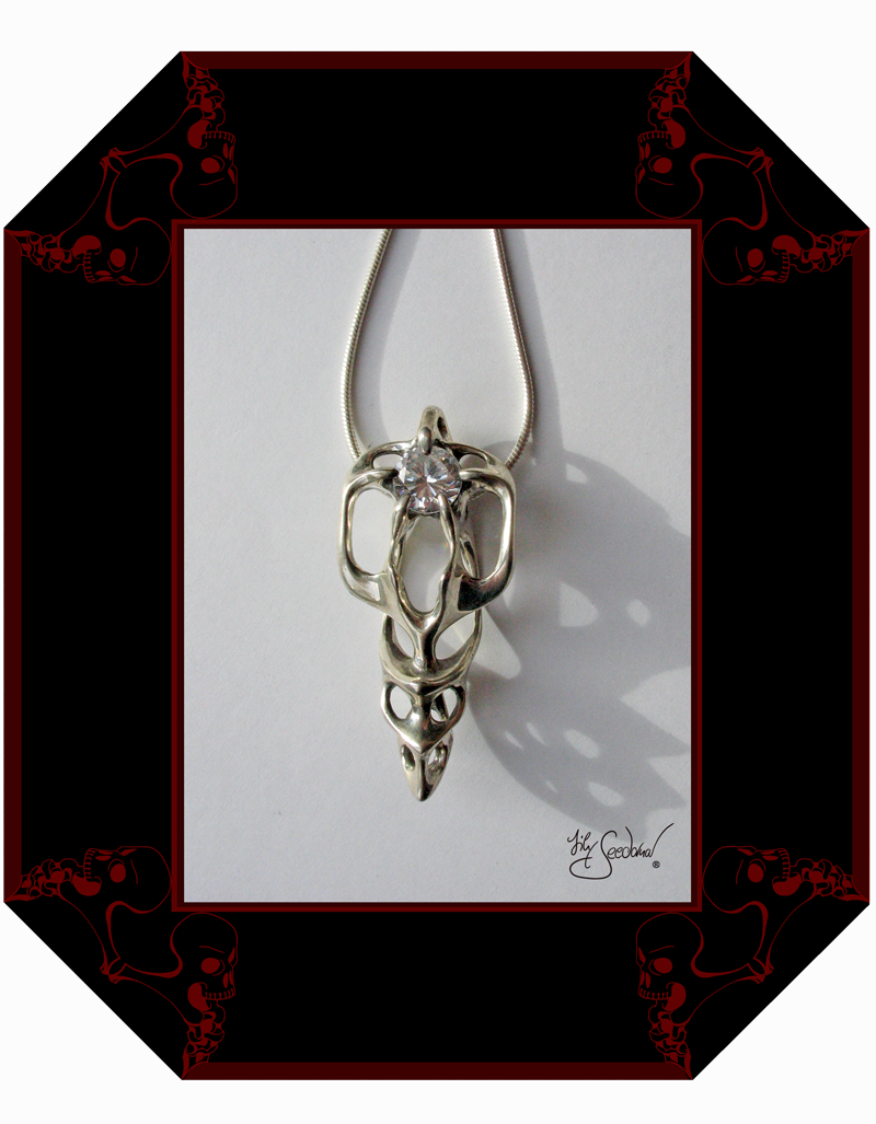 LilySeedorna-OrnamentumExMedio-Anhänger-Elfenheim-Fantasyschmuck-Gothic-Silber-Drachenschmuck_Lily-Seedorna-ist-eingetragenes-Markenzeichen