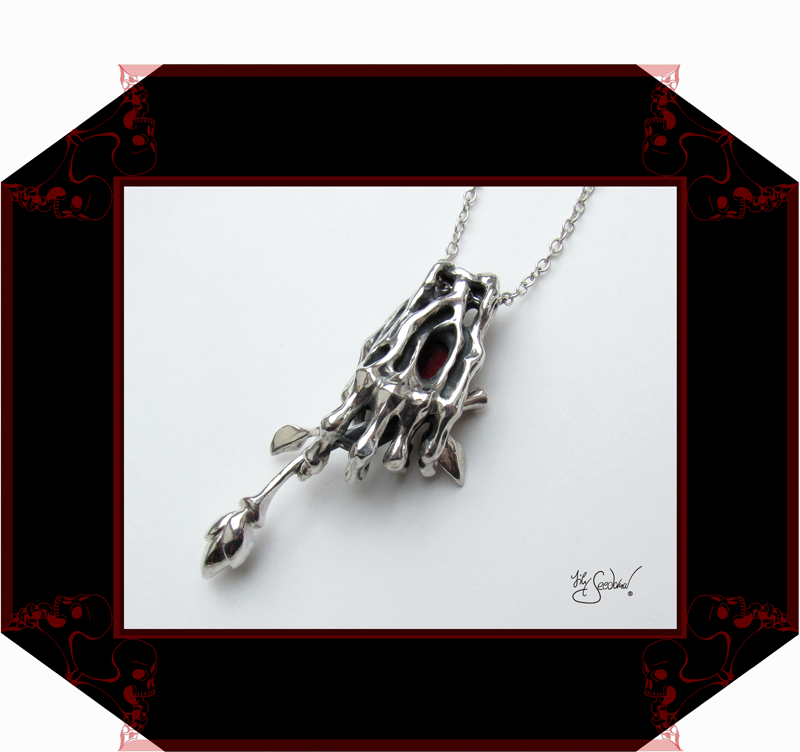 LilySeedorna-OrnamentumExMedio-HandAnhänger_Handzeichen_4_IV_1-Unikat-organisches_fantastisches_barockes_Design-Autorenschmuck-Fantasyschmuck-Gothic-Silber-Drachenschmuck-Lily-Seedorna_ist_eingetragenes_Markenzeichen