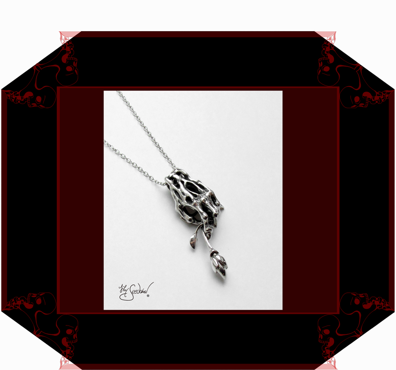 LilySeedorna-OrnamentumExMedio-HandAnhänger_Handzeichen_4_IV_2-Unikat-organisches_fantastisches_barockes_Design-Autorenschmuck-Fantasyschmuck-Gothic-Silber-Drachenschmuck-Lily-Seedorna_ist_eingetragenes_Markenzeichen