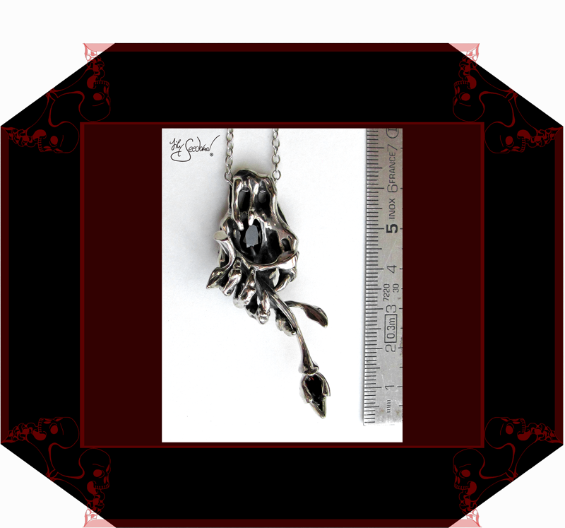 LilySeedorna-OrnamentumExMedio-HandAnhänger_Handzeichen_4_IV_4-Unikat-organisches_fantastisches_barockes_Design-Autorenschmuck-Fantasyschmuck-Gothic-Silber-Drachenschmuck-Lily-Seedorna_ist_eingetragenes_Markenzeichen