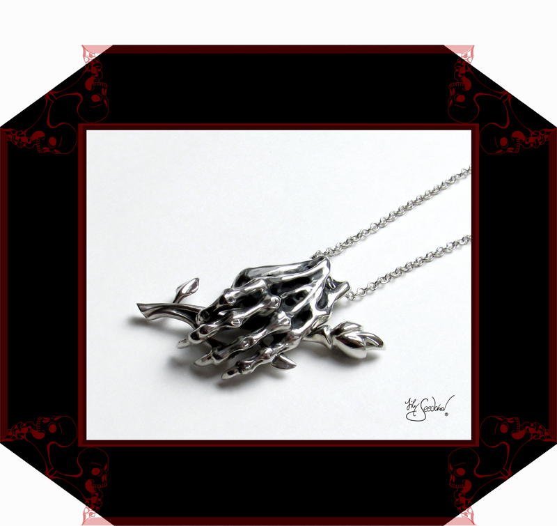 LilySeedorna-OrnamentumExMedio-HandAnhänger_Handzeichen_5_V-Unikat-organisches_fantastisches_barockes_Design-Autorenschmuck-Fantasyschmuck-Gothic-Silber-Drachenschmuck-Lily-Seedorna_ist_eingetragenes_Markenzeichen