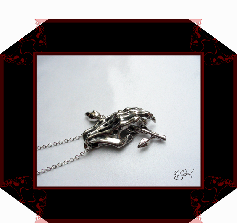 LilySeedorna-OrnamentumExMedio-HandAnhänger_Handzeichen_5_V_2-Unikat-organisches_fantastisches_barockes_Design-Autorenschmuck-Fantasyschmuck-Gothic-Silber-Drachenschmuck-Lily-Seedorna_ist_eingetragenes_Markenzeichen