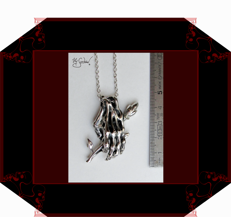 LilySeedorna-OrnamentumExMedio-HandAnhänger_Handzeichen_5_V_7-Unikat-organisches_fantastisches_barockes_Design-Autorenschmuck-Fantasyschmuck-Gothic-Silber-Drachenschmuck-Lily-Seedorna_ist_eingetragenes_Markenzeichen