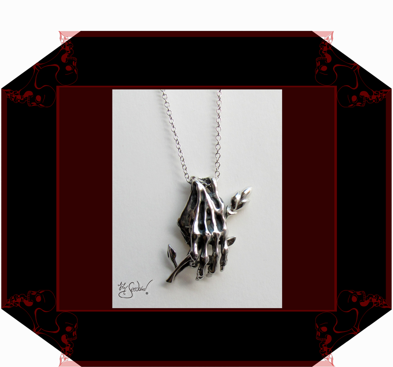 LilySeedorna-OrnamentumExMedio-HandAnhänger_Handzeichen_5_V_8-Unikat-organisches_fantastisches_barockes_Design-Autorenschmuck-Fantasyschmuck-Gothic-Silber-Drachenschmuck-Lily-Seedorna_ist_eingetragenes_Markenzeiche