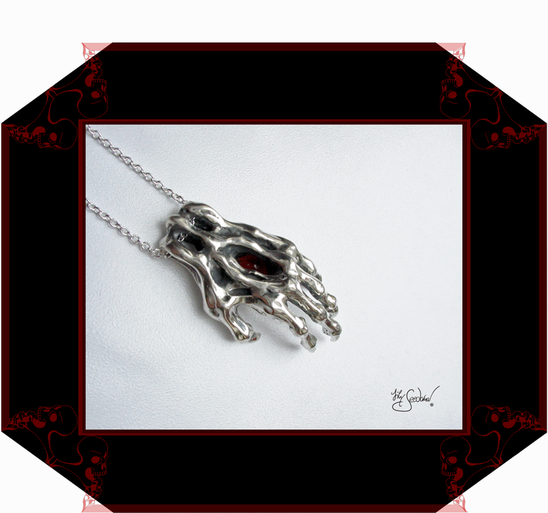 LilySeedorna-OrnamentumExMedio-HandAnhänger_Handzeichen_6_VI-Unikat-organisches_fantastisches_barockes_Design-Autorenschmuck-Fantasyschmuck-Gothic-Silber-Drachenschmuck-Lily-Seedorna_ist_eingetragenes_Markenzeichen
