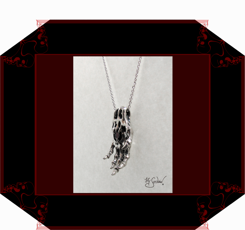 LilySeedorna-OrnamentumExMedio-HandAnhänger_Handzeichen_6_VI-Unikat1-organisches_fantastisches_barockes_Design-Autorenschmuck-Fantasyschmuck-Gothic-Silber-Drachenschmuck-Lily-Seedorna_ist_eingetragenes_Markenzeichen