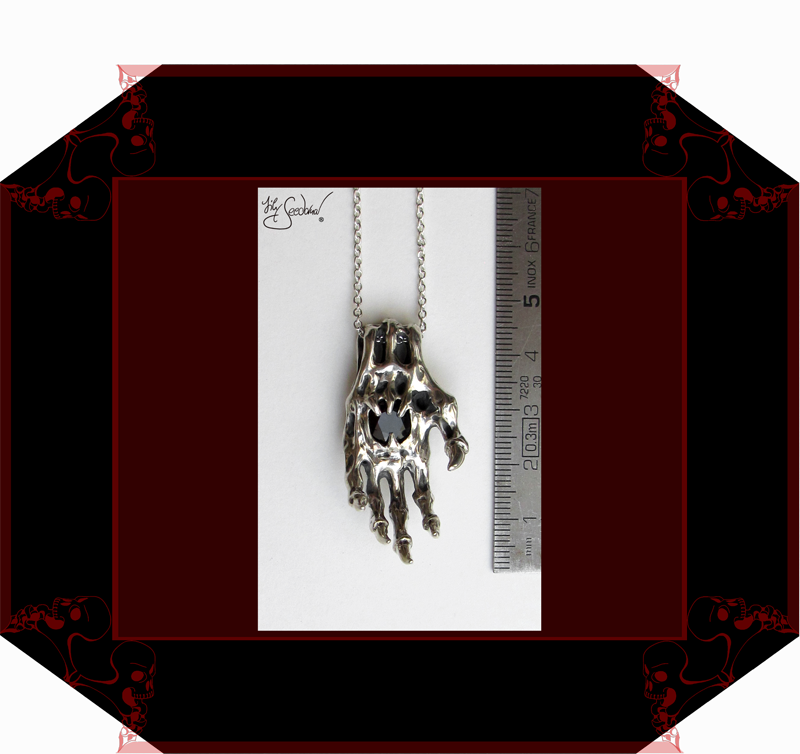 LilySeedorna-OrnamentumExMedio-HandAnhänger_Handzeichen_6_VI-Unikat2-organisches_fantastisches_barockes_Design-Autorenschmuck-Fantasyschmuck-Gothic-Silber-Drachenschmuck-Lily-Seedorna_ist_eingetragenes_Markenzeichen