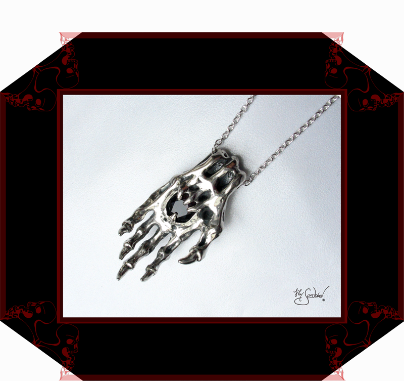 LilySeedorna-OrnamentumExMedio-HandAnhänger_Handzeichen_6_VI-Unikat3-organisches_fantastisches_barockes_Design-Autorenschmuck-Fantasyschmuck-Gothic-Silber-Drachenschmuck-Lily-Seedorna_ist_eingetragenes_Markenzeichen