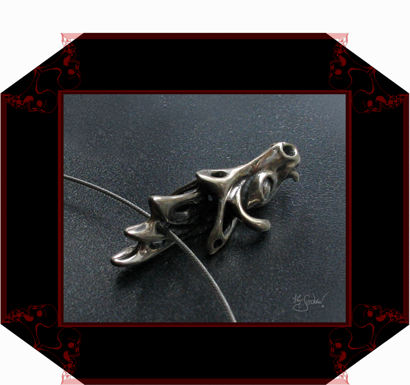 LilySeedorna-OrnamentumExMedio-Anhänger_Schottischer_Adel_1-organisches_fantastisches_barockes_Design-Autorenschmuck-Fantasyschmuck-Gothic-Silber-Drachenschmuck-Lily-Seedorna_ist_eingetragenes_Markenzeichen