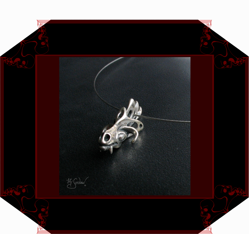 LilySeedorna-OrnamentumExMedio-Anhänger_Schottischer_Adel_1-side-organisches_fantastisches_barockes_Design-Autorenschmuck-Fantasyschmuck-Gothic-Silber-Drachenschmuck-Lily-Seedorna_ist_eingetragenes_Markenzeichen