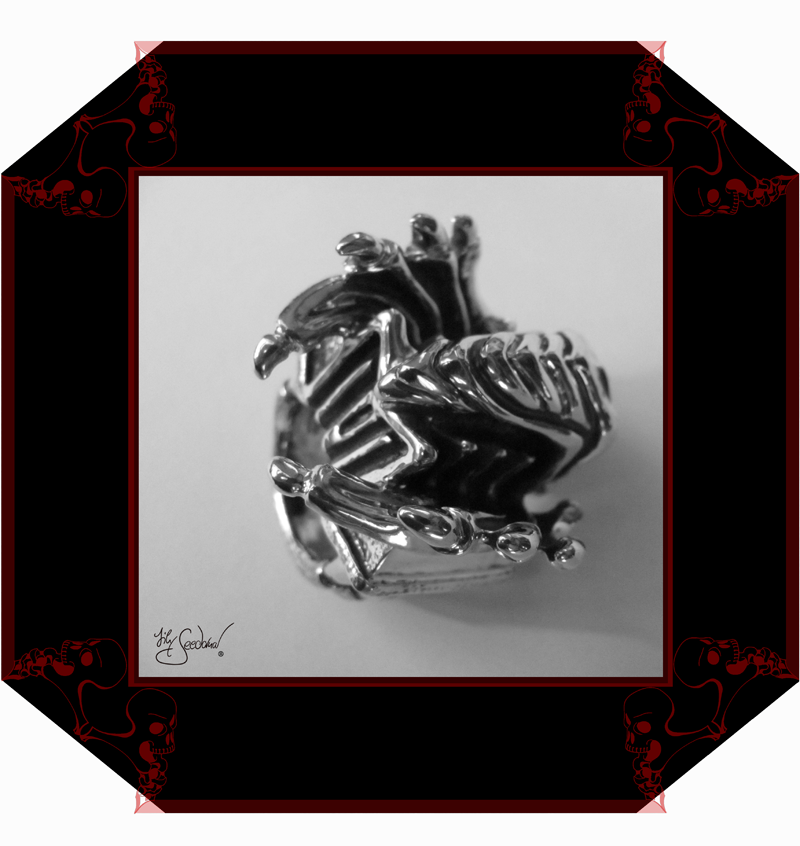 LilySeedorna-OrnamentumExMedio-V8-Ring_The_last_of_the_V8-Detail_back-Fantasyschmuck-Gothic-Silber-2024-V6