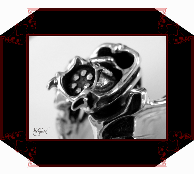 LilySeedorna-OrnamentumExMedio-V8-Ring_The_last_of_the_V8-Detail_front-Fantasyschmuck-Gothic-Silber-2024-Lily_Seedorna_ist_eingetragenes-Markenzeichen