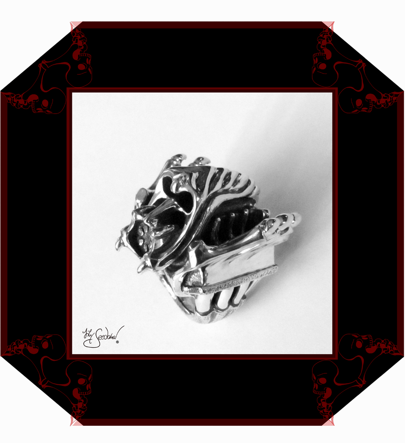 LilySeedorna-OrnamentumExMedio-V8-Ring_The_last_of_the_V8-Detail_side_left-Fantasyschmuck-Gothic-Silber-2024-Lily_Seedorna_ist_eingetragenes-Markenzeichen