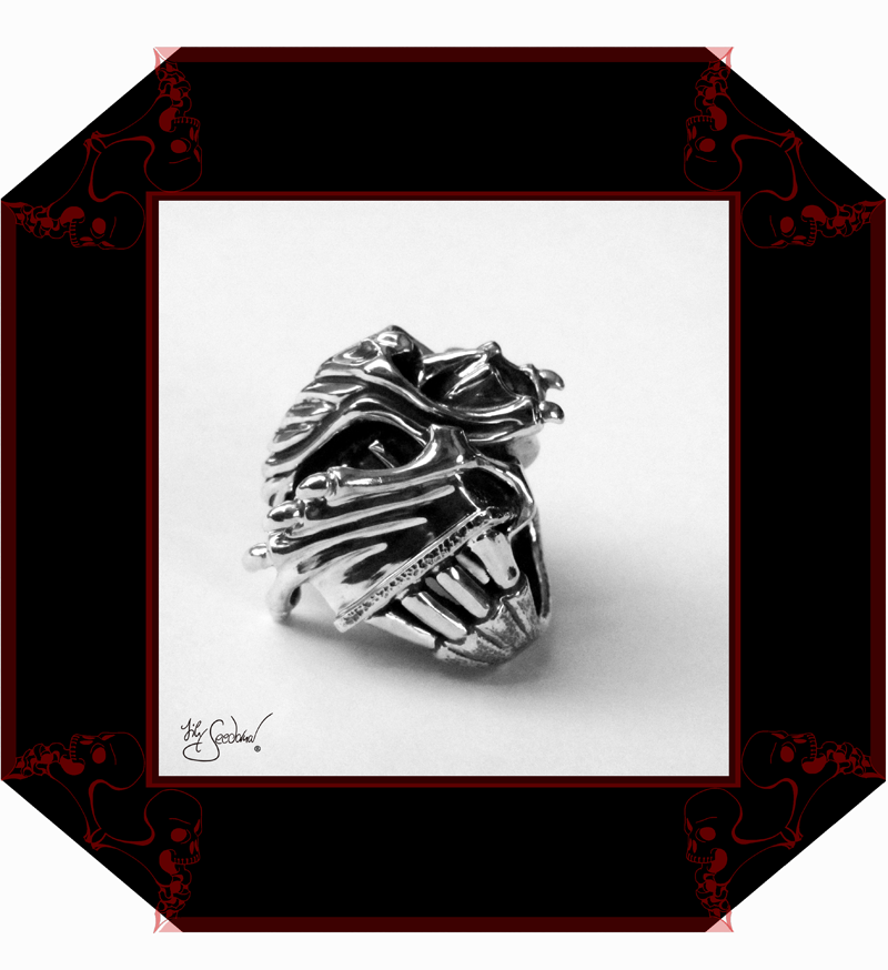 LilySeedorna-OrnamentumExMedio-V8-Ring_The_last_of_the_V8-Detail_side_right-Fantasyschmuck-Gothic-Silber-2024-Lily_Seedorna_ist_eingetragenes-Markenzeichen