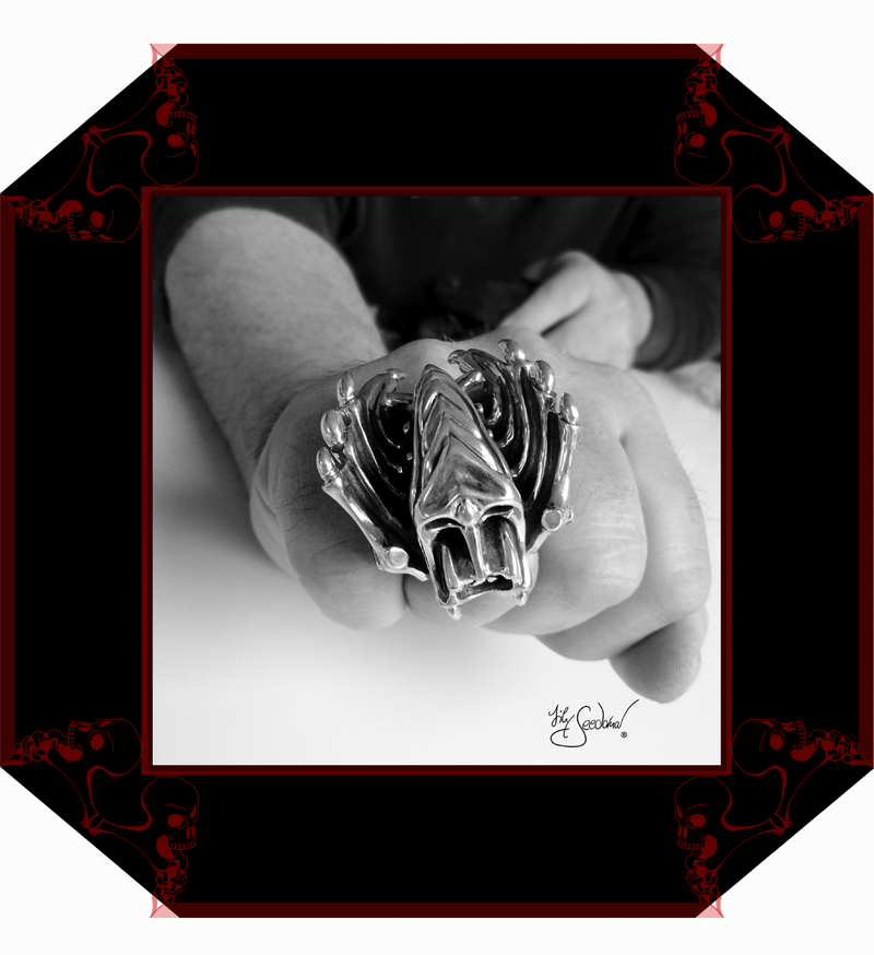 LilySeedorna-OrnamentumExMedio-V8-Ring_The_last_of_the_V8-Detail_back-Fantasyschmuck-Gothic-Silber-2024