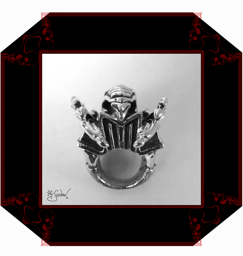 LilySeedorna-OrnamentumExMedio-V8-Ring_The_last_of_the_V8-Detail_back-Fantasyschmuck-Gothic-Silber-2024-Lily_Seedorna_ist_eingetragenes-Markenzeichen