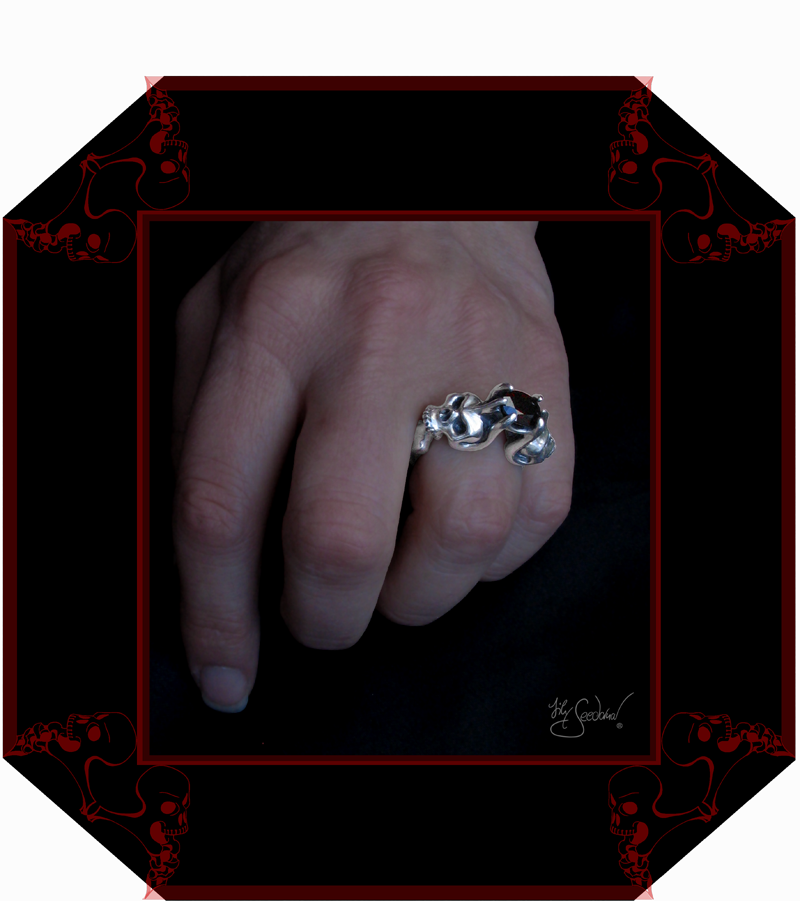 LilySeedorna-OrnamentumExMedio-Vanitasgedanke-Vanitasring-Ring_Vanitas1-Hand1-barockes_Design-Fantasyschmuck-Gothic-Silber-Drachenschmuck-Lily-Seedorna_ist_eingetragenes_Markenzeichen