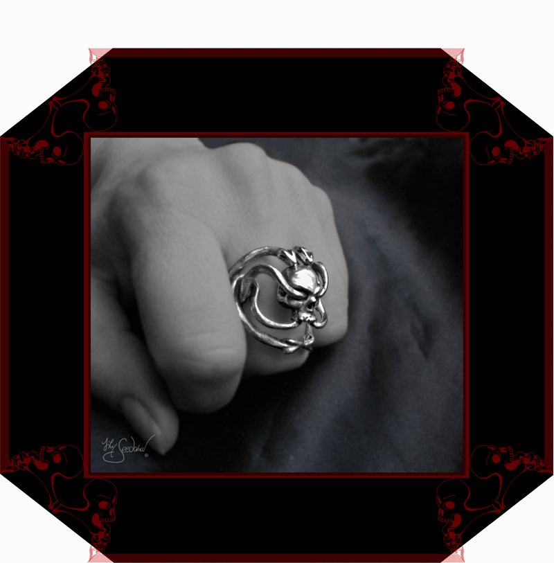 LilySeedorna-OrnamentumExMedio-Vanitasgedanke-Vanitasring-Ring_Vanitas2-Hand1-barockes_Design-Fantasyschmuck-Gothic-Silber-Drachenschmuck-Lily-Seedorna_ist_eingetragenes_Markenzeichen