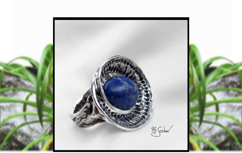 Lily Seedorna, SeebacherDesign, Roots & Colours, Blütenring in 925er Silber, Ring in Blütenform, florales barockes organisches Design, Gartenschmuck, Gothic, mit unbehandeltem Lapislazuli, Unikat, Lily Seedorna ist eingetragenes Markenzeichen