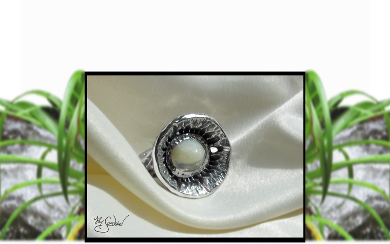 Lily Seedorna, SeebacherDesign, Roots & Colours, Blütenring in 925er Silber, Ring in Blütenform, florales barockes organisches Design, Gartenschmuck, Gothic, mit Kristall-Opal, Unikat, Lily Seedorna ist eingetragenes Markenzeichen