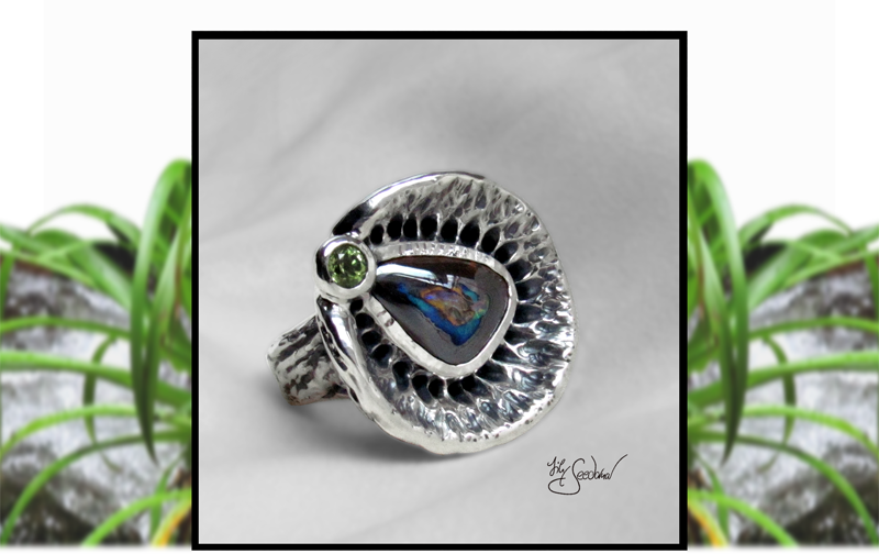 Lily Seedorna, SeebacherDesign, Roots & Colours, Blütenring in 925er Silber, Ring in Blütenform, florales barockes organisches Design, Gartenschmuck, Gothic, mit Opal-Yowa-Nuss und Peridot, Unikat, Lily Seedorna ist eingetragenes Markenzeichen